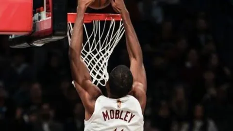 太阳传奇主播麦考伊播音生涯51载，91岁圆满谢幕